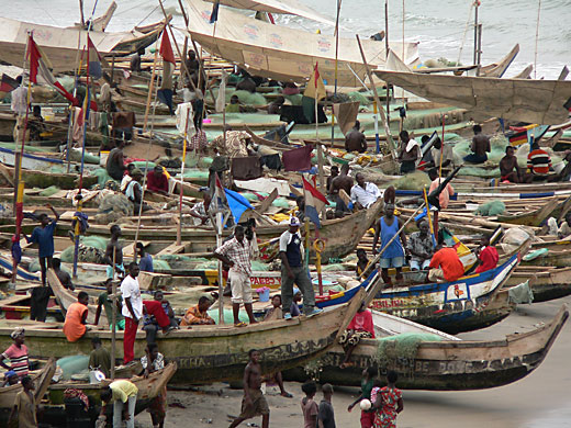 [Billede af fiskerbåde i Ghana] 