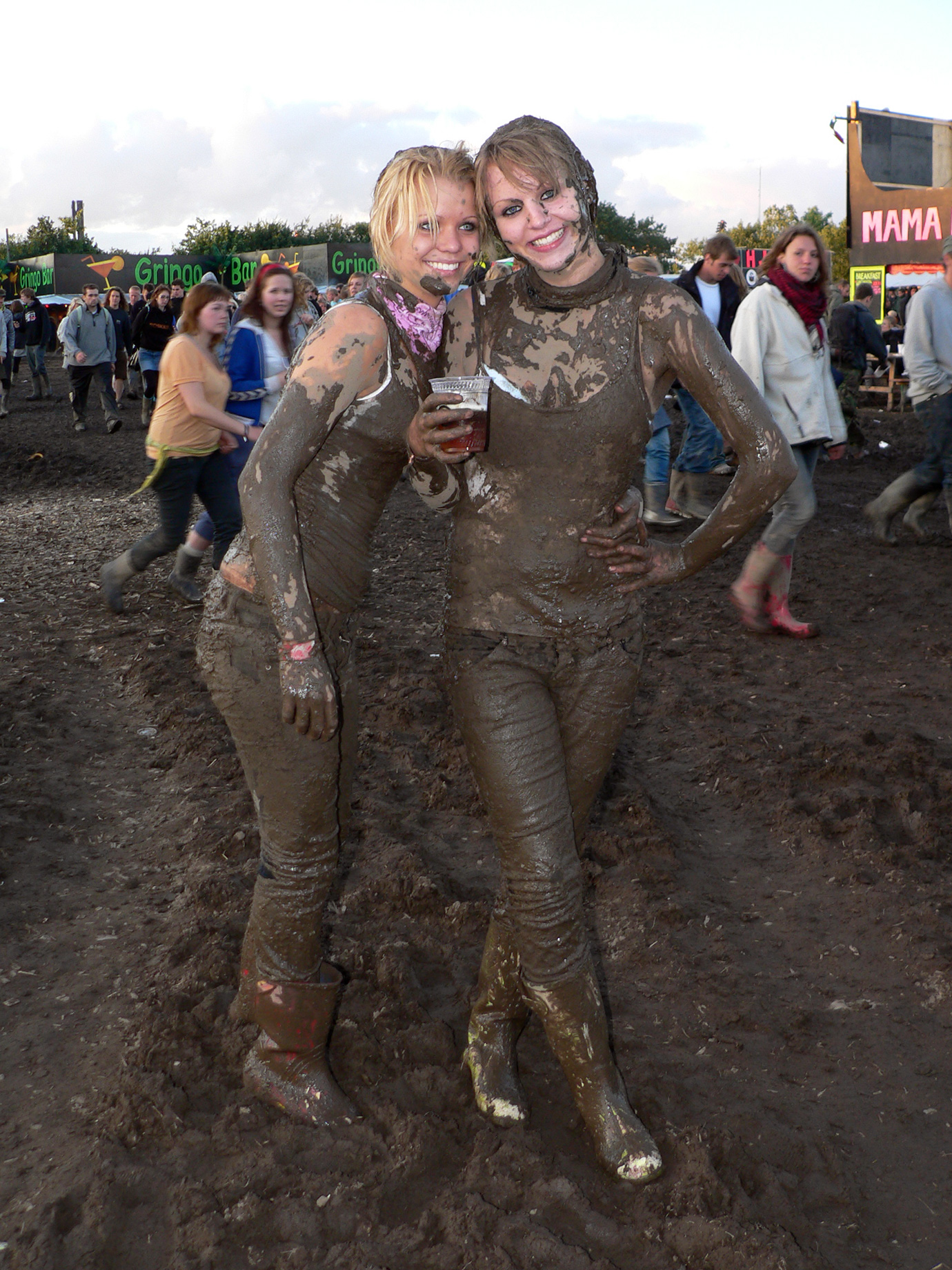 [Photo: To søde mudderpiger efter badet] 