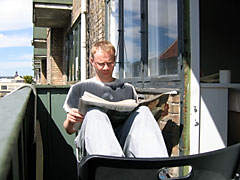 [Foto: Sidder på min altan og læser avis i solen] 